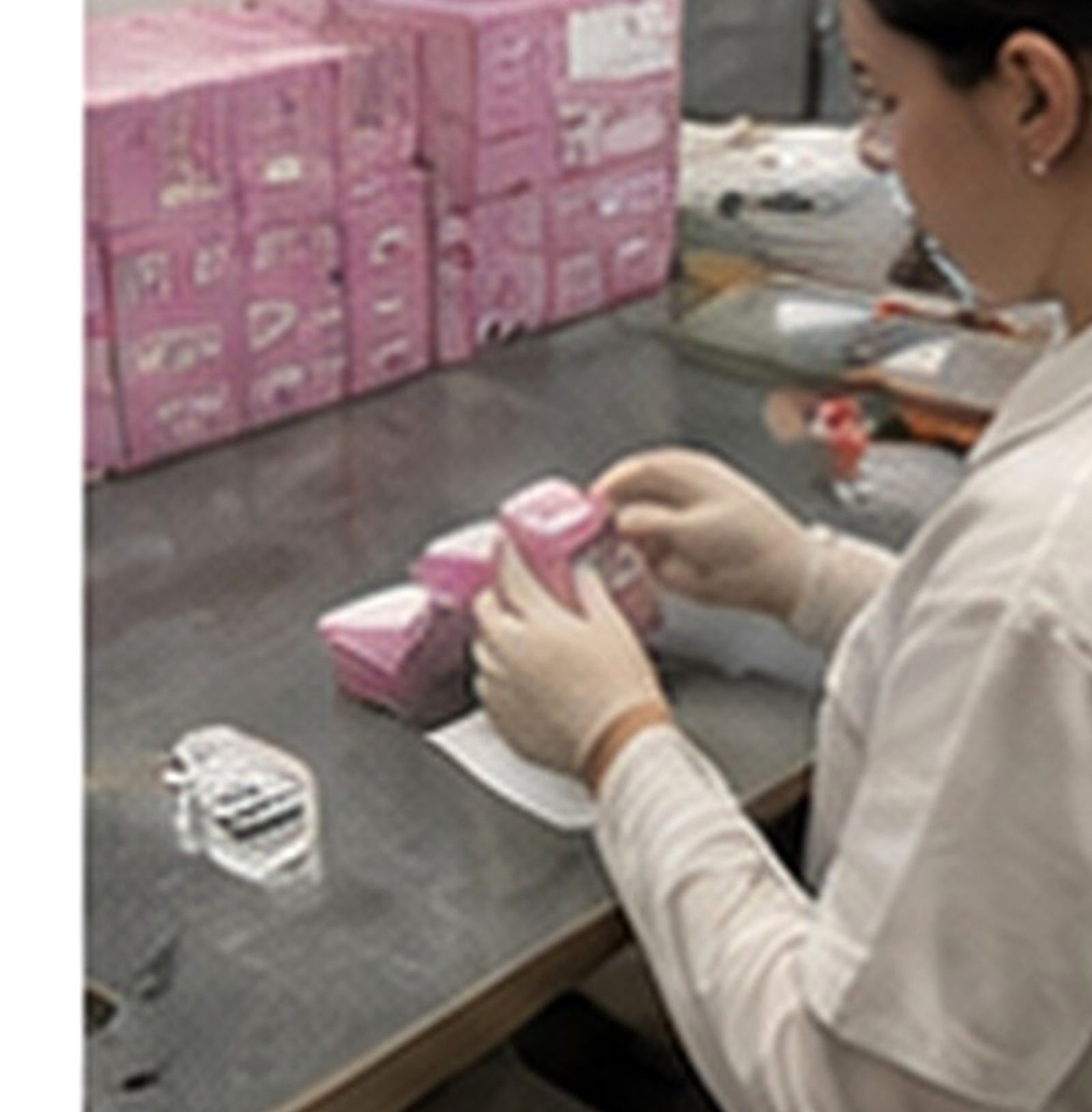 Operatrice MeCores in lavorazione
